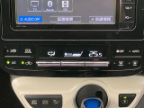 【オートエアコン】一度お好みの温度に設定すれば、車内の温度を検知し風量や温度を自動で調整。暑い&hellip;寒い&hellip;と何度もスイッチ操作をする必要はありません。快適な車内空間には必須の機能ですね♪
