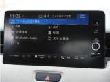 【マルチビューカメラシステム】車両の前後と左右のドアミラーに搭載した計4台のカメラで映します。前方左右を幅広く見渡す視界や、自車を上空から見下ろしたような視界など、合計8種類のビューを設定。