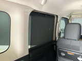 ロール式シェードが出てきます!車内の温度を安定して保てます♪強い日差しもシャツトダウンしてくれます☆