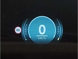 【ヘッドアップディスプレイ】現在の車速表示や目的地へのルート案内やメディア関連のリストを表示する事が可能です。視線移動を減らす事によりドライブに集中して頂けます。