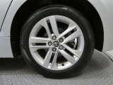 純正のアルミホイール装着車です 純正は車両デザインに合わせてデザインしてありますのでクルマとのデザインマッチングは秀逸です