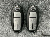 【インテリジェントキー】カバンやポケットに入れたままでもドアの施錠・開錠が可能なスマートキーを装備。スタートボタンのオン・オフ時もカギを取り出す必要がないからとっても便利です♪