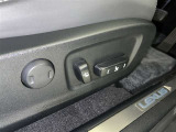 スイッチ一つでシート調整可能な電動パワーシートです。 細かい調整ができるので、何時でも思い通りのポジションが取れますね。