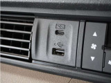 ◆USB接続端子◆スマホやiPodなどを接続して、いつもの音楽を車内でもお楽しみいただけます♪