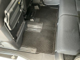 しっかりと汚れ、砂ぼこりを落とし足元まで清潔な車内空間を作り上げております♪