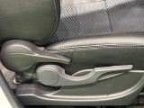 運転手の体格に合わせて,運転席の座面の高さ調整ができるシートリフターが付いてます