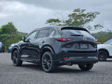 CX-5のリヤビューは、洗練された都会的なデザインとSUVらしい力強さが融合しています。特にシグネチャーのLEDランプが印象的で、塊感のあるボディと相まって、後ろ姿からも高い質感と躍動感を感じさせます。
