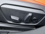 身体をしっかり支えながら長時間のドライブでも快適に過ごせるBMWのシート。素材の質感やステッチ細部まで丁寧に仕上げられたデザインが室内に上質な雰囲気を齎します。乗る度に心地良さを感じられるシートです。