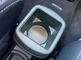 運転席と助手席間にもドリンクホルダー装備☆