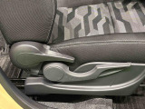 運転手の体格に合わせて運転席の座面の高さ調整ができるシートリフターが付いてます