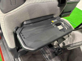 飲み物や食べ物を気軽に置けるテーブルを、運転席と助手席の背もたれにご用意。車内の休憩も快適です!