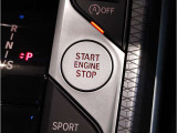 【スタートボタン】リモコンキーを持っているだけで起動可能なスタートボタン。オートスタート/ストップ機能も装備しており燃料消費量の軽減に貢献します。