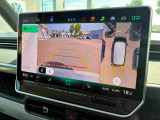 バックカメラの映像を大画面で確認できます。アラウンドビューモニターも付いております。