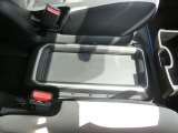 運転席と助手席の間に小物置きがあります。