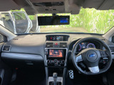 運転席から前方を見渡しやすく、計器類や画面も目に入りやすいレイアウトです。シートに座ると前席まわりの操作部が手元にまとまり、運転中も落ち着いて過ごせる空間です。