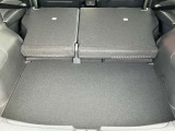リヤシートを全て倒せばとても広く荷物が積めますよ。