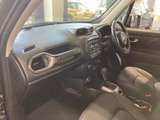 車両が揺れた時に掴まる手すりがございます。