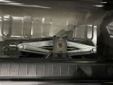 車載工具のジャッキ(車体を持ち上げる工具)とクリップレンチ(タイヤのナットを緩める、絞める工具)です。