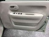 【運転席ドア】収納ポケットがあります。