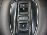 シフトはボタン操作となっており、直感的な操作性により、ドライバーの快適な運転を支援。P・N・Dは押す、Rは引くという人間の感覚にマッチした操作感です。