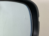 斜め後ろに存在する車を探知。その方向のドアミラー鏡面上にマークを表示し、存在をお知らせしてくれます。また、その方向にウインカーを操作すると、マークの点滅と警告音で注意を促します!