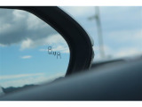 隣車線を走る車両をレーダーで検知し、ドアミラーでは確認しにくい後側方エリアに存在する車両に加え、急接近してくる車両も検知します。車両を検知するとドアミラーに搭載されたLEDインジケーターが点灯します。