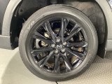 タイヤサイズは225/55R19となります。専用のブラックメタリック塗装のホイールがカッコいい!