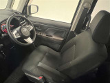 運転席にひじ掛け付!長時間の運転の際に重宝しそうです!シート位置が高めで乗り降りしやすい!