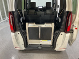 車椅子を載せない時は2列目を座席として使用できます