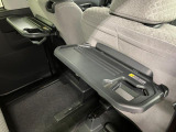 【格納式シートバックテーブル(運転席/助手席)】 物が落ちにくいふち高テーブルはタブレットが立てかけられ、お子さま用のマグカップや500mlの紙パックが入るカップホルダーも備えています。