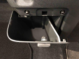 収納ボックスがついており便利に使用出来ます。