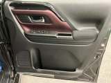 【運転席ドア】ドリンクホルダーと収納ポケットがあります。