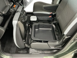 【助手席シートアンダーボックス】助手席の座面下に収納スペースがあります。工具やレジャー用品などを保管するのにもいいですね♪
