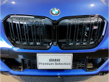 【BMWの伝統】BMWの特徴的な&ldquo;キドニーグリル&rdquo;は、80年以上続く伝統の形でございます。変わらないこだわりのデザインが、プレミアムブランド&ldquo;BMW&rdquo;を創り出します。