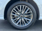 Audiは多様なホイールデザインを提供しており、スポークの形状やサイズ、仕上げ(ポリッシュド、マット、ブラックなど)によって選択肢が豊富です。