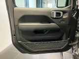 先代のJKにはなかった、ドアストッパー機能がついたことにより、ドアの解放角度がいきなり全開にならないようになっております。狭い場所でも安心してドアを開くことができます。