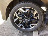 純正アルミホイールです。足元が引き立つので、車全体のイメージがアップしますよ!