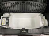 【サブトランク】ラゲッジ下には、スペアタイヤの替わりとなる応急タイヤパンク修理キットも備え付けられています。