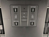 【両側電動スライドドア】です。小さいお子様やご年配の方も、簡単にドアの開閉ができます。狭い所でも安心して乗降できるので便利です。