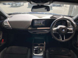 BMWカーブド・ディスプレイが中心の次世代コックピット。スイッチ類を減らし、直感的な操作とクリーンなデザインを実現しています。