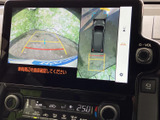 駐車時の後方確認をサポート。苦手な縦列駐車も、安心して行えます。安全運転を心がけましょう。