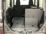 【リヤシートアレンジ】リヤシートは左右独立式。片方だけ倒す事で3人乗車で長い荷物が積めます。