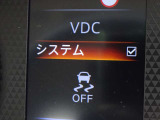【横滑り防止】ハンドル操作や滑りやすい路面を走行中、横滑りを感知すると自動的に車両の進行を保つよう制御!