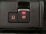 【電動パーキングブレーキ】スイッチ一つで簡単に操作できる電動パーキングを搭載。シフト操作やアクセルと連動してパーキングブレーキが作動・解除されるため、スムーズな発進が可能に。