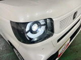 白く明るい光で夜間走行をサポートするLEDヘッドランプを搭載