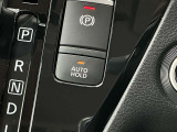 オートブレーキホールド。信号待ちなどの停車時に、ブレーキペダルを踏み続けていなくても自動的にブレーキ力がキープされる機能です。アクセルペダルを踏めば、ブレーキが解除され発進が可能です。