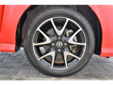 純正16インチアルミ、タイヤサイズは185/55R16です。