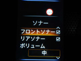 前後にあるセンサーやソナーで障害物などの接近をメーター内のディスプレやナビ画面上にて視覚で教えてくれます。また音でも教えてくれますので更に安心です☆