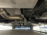 気になる中古車の下廻り。もちろん、納車時には整備スタッフによる点検を実施致しますので安心してご購入いただけます。