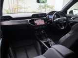 内装はシンプルに使い勝手を考え作られています。お車を運転する感覚をダイレクトに体感して頂けます。室内も広くロングドライブにも快適にお過ごしいただけます。